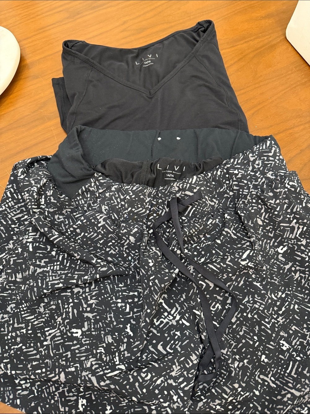 LIVI by Lane Bryant set V- Neck Short Sleeve Shirt and Printed Short - Picture 3 of 3